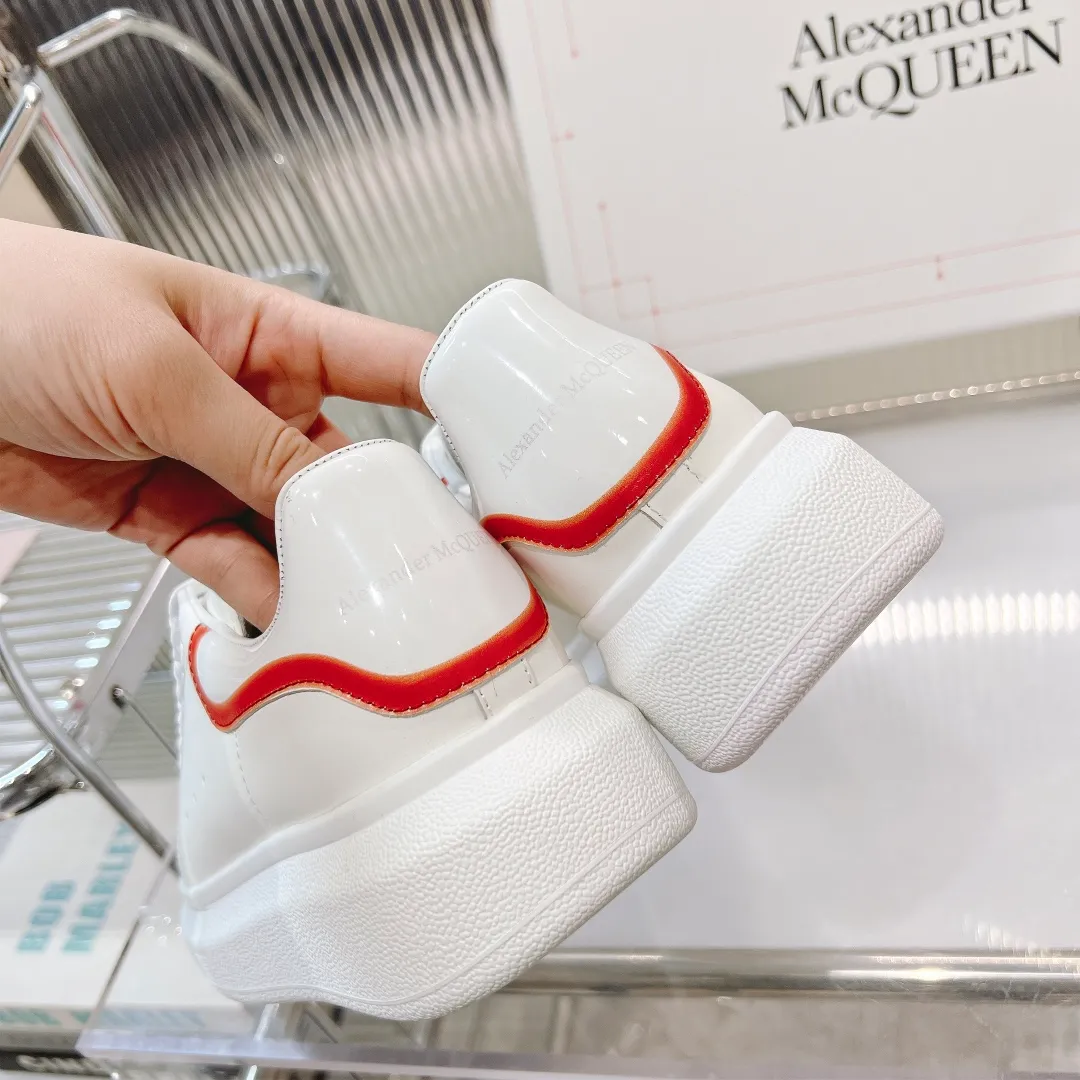 👟👟Ex-factory price 440👟👟 Men's size +10 (high version + 60 men's size plus 10) The latest addition to the counter is the top high-end version of Alexander McQueen·Alexander McQueen 2023 new wide sports shoes, white shoes and casual shoes👟New colors! The rear tail is really unique and pretty, I love it at first sight! 😍Top version! 👍🏻I won’t introduce too much about the style of this shoe. It will never go out of style year after year in spring, summer, autumn and winter. It is a super versatile style and has always been in hot demand. 🔸Upper: original custom-made latest silk cowhide 🔸Inner lining: cowhide foot pads + top-grade highly breathable mesh ��Outsole: the latest original open mold one-to-one precision mold PU vacuum outsole 🔸Female model 34-41 (customized at 34.40.41) 🔸Men's model 38-45 (customized at 38 45)